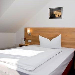 Zimmer mit Kingsize-Bett